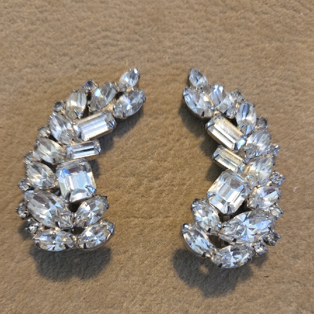 Vintage Weiss rhinestone clip-on earring. 